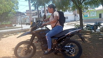 Le Enseño A Manejar Moto A Mi Vecina Y Ella A Cambio Me Da Su Vagina free video